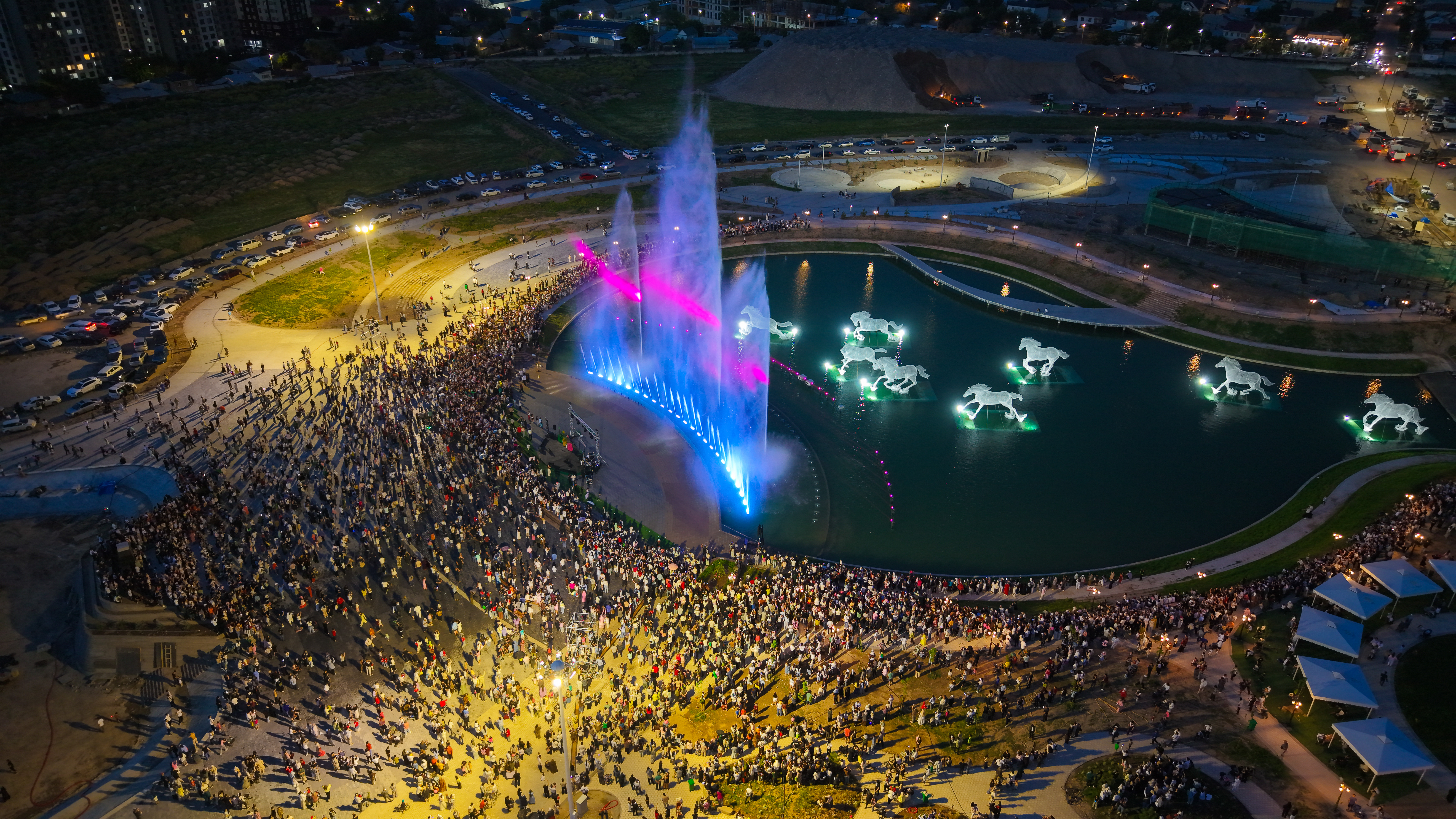 10 000 конок Royal Central Park'тагы музыкалык фонтандардын керемет шоу программасынан рахат алышты