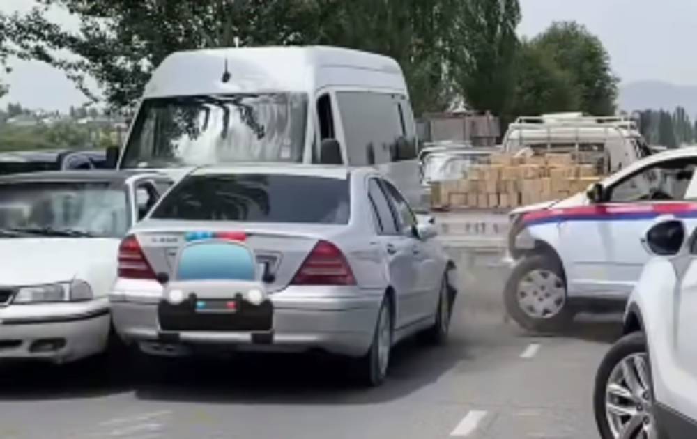 Мас абалындагы айдоочу бир нече посттон токтобой өтүп, жол кырсыктарын жаратты